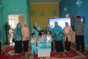Ketua TP-PKK Sumsel Kunjungi TK Tut Wuri Handayani Lahat, Serahkan Bantuan Alat Peraga Edukatif untuk Dukung Pembelajaran Anak